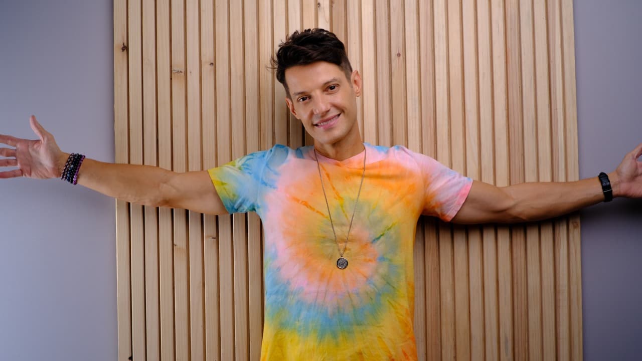 Cantor Cacá Baskerville lança clipe romântico para novo single “É Amor” | Santa Portal